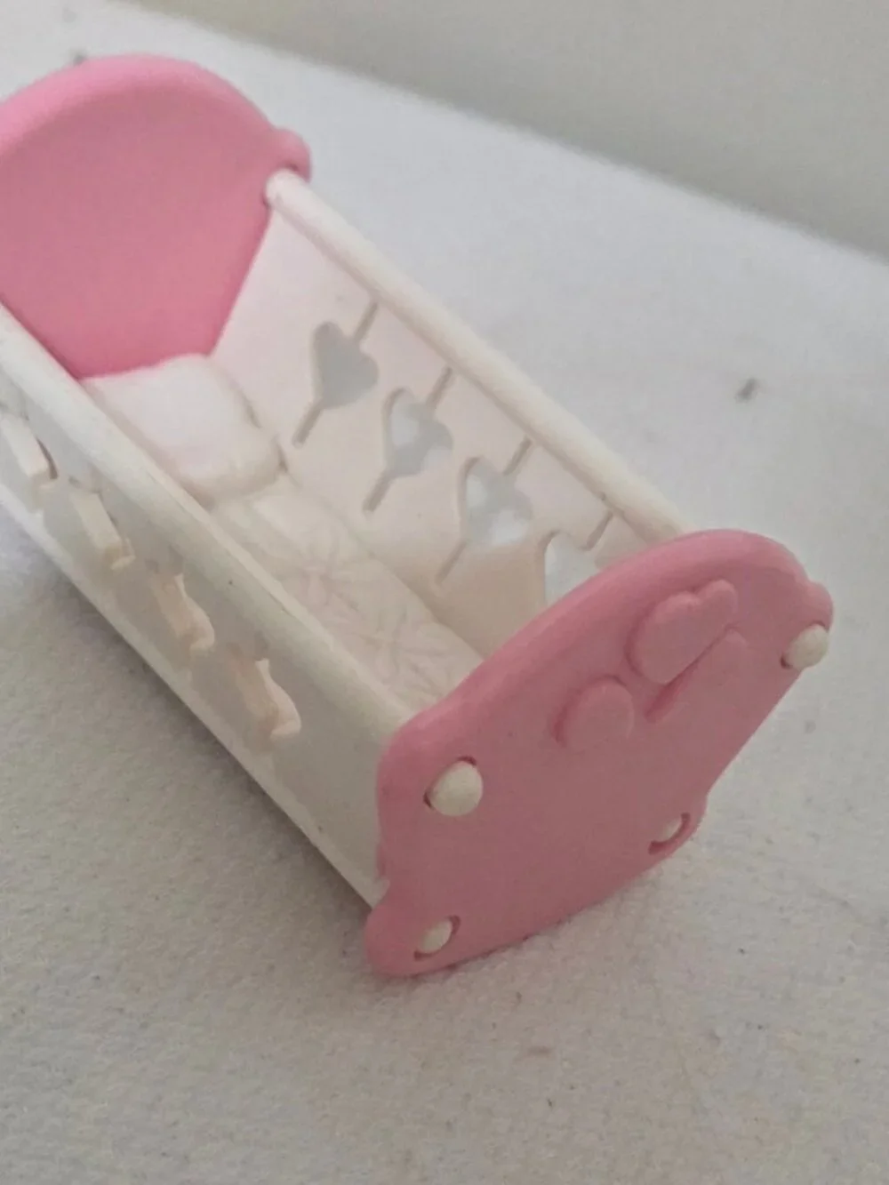 1993 VTG FISHER PRICE DREAM DOLLHOUSE PINK BABY CRADLE CRIB HEARTS LOVING FAMILY